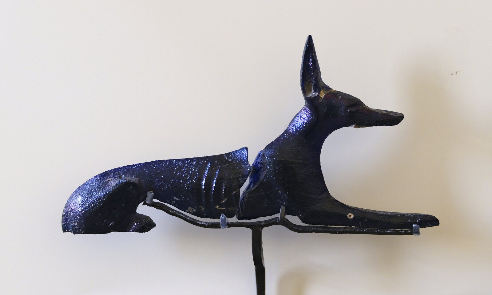 Estatua de Anubis representado como chacal recostado, Museo del Louvre