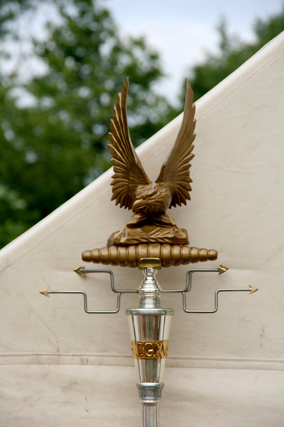 Reconstrucción del estandarte del águila romana (aquila)